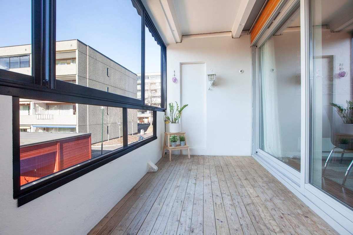 Skyvedørsfelt og vindu med to-lags energiglass fra 2007 som slipper inn rikelig med naturlig lys. Galleribilde