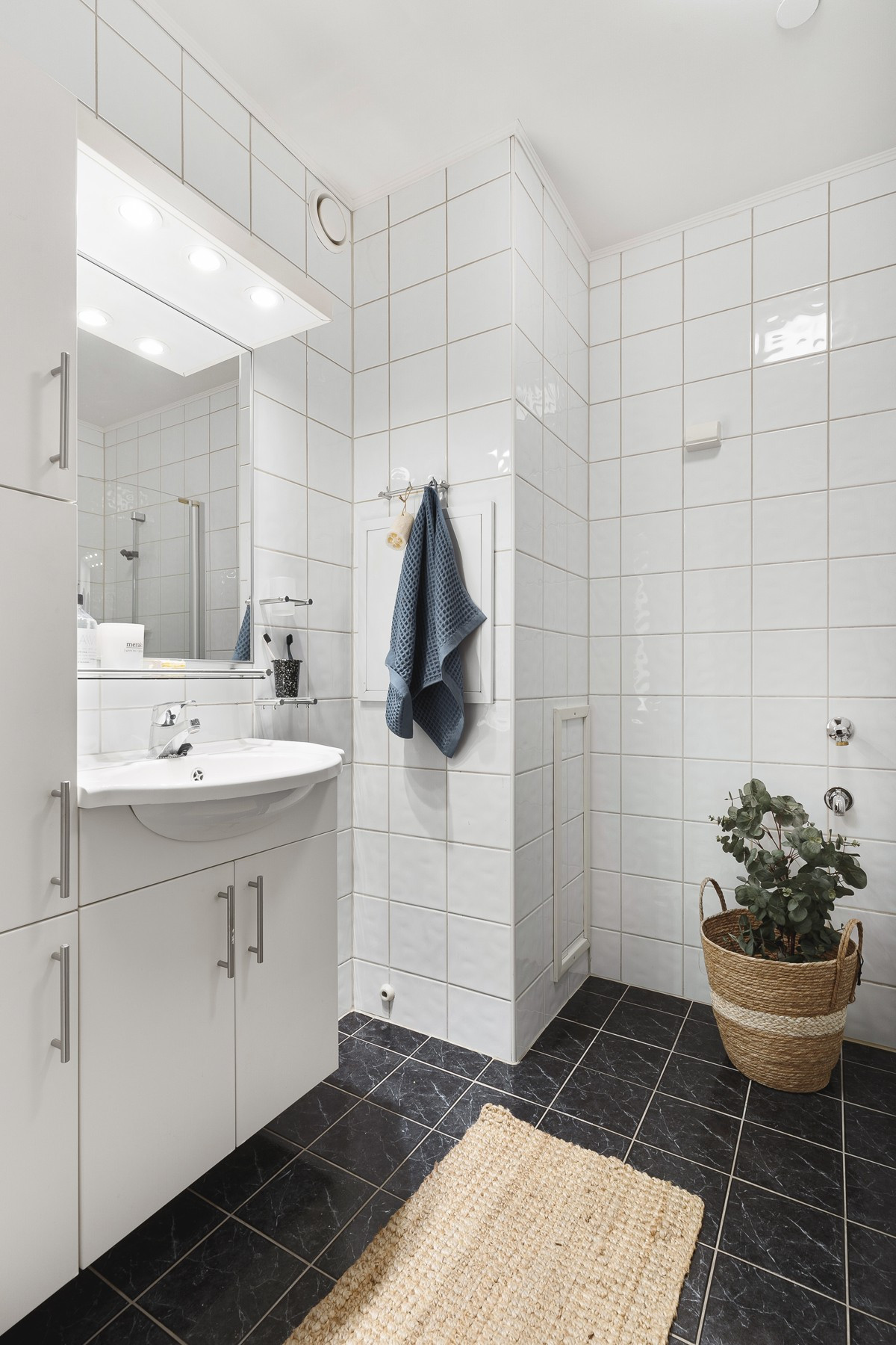 Her er det godt med skapplass - badet er innredet med dusjnisje, toalett og servant