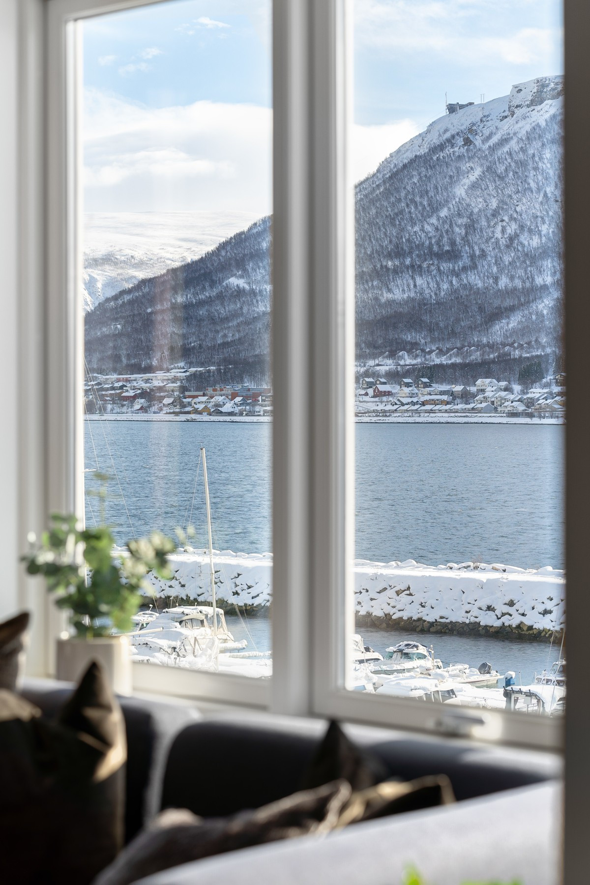 Fra stuevinduet er det utsikt mot innseilingen mot Tromsø Havn