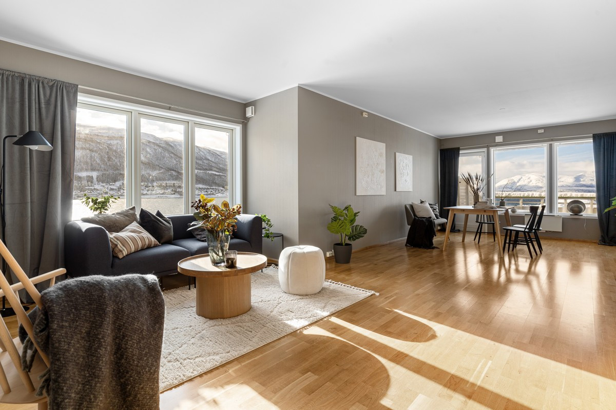 I stua er det også plass til spisestue