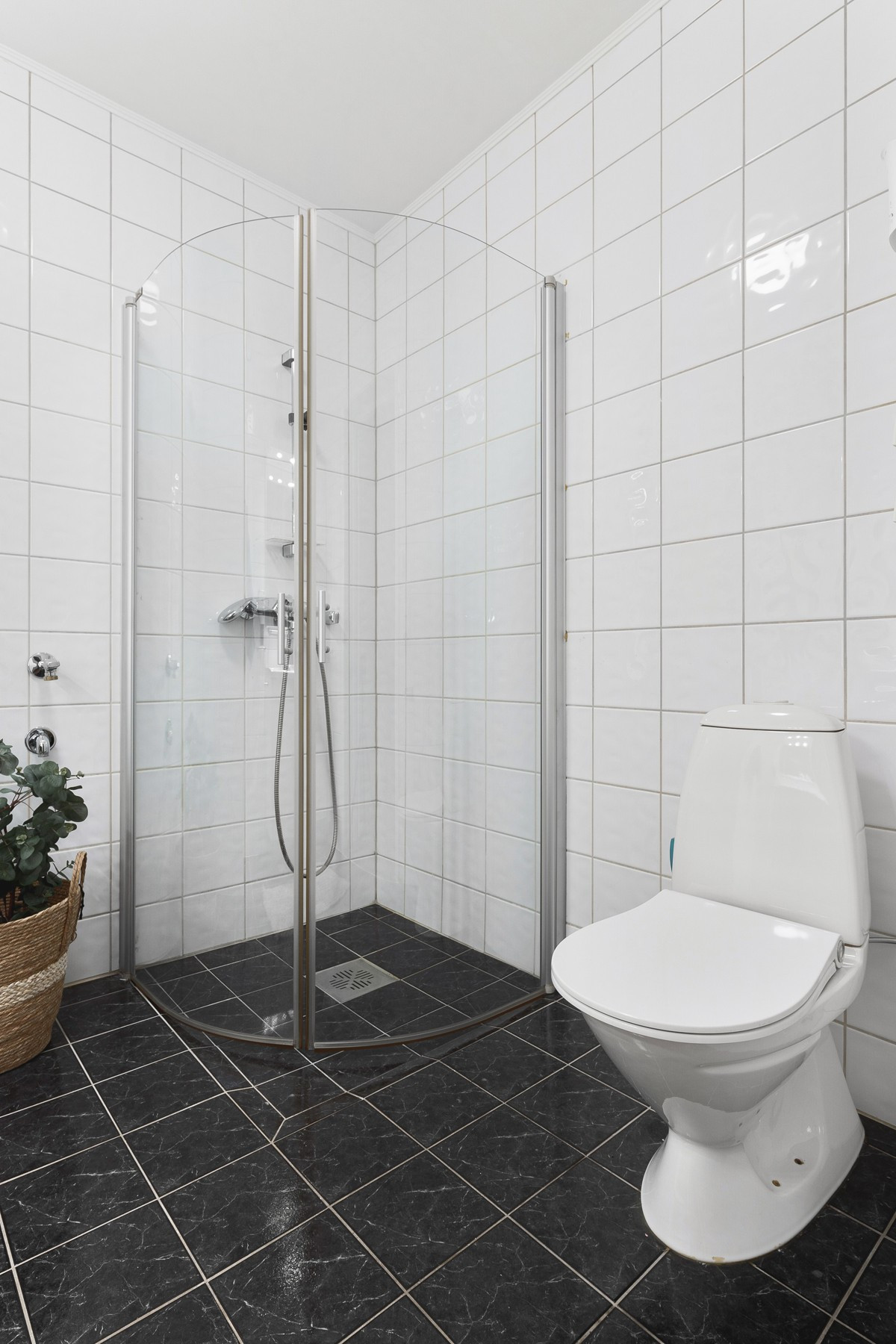 Badet er komplett flislagt med gulvvarme