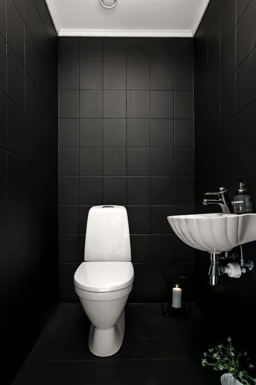 Det er to toaletter i hovedetasjen Galleribilde