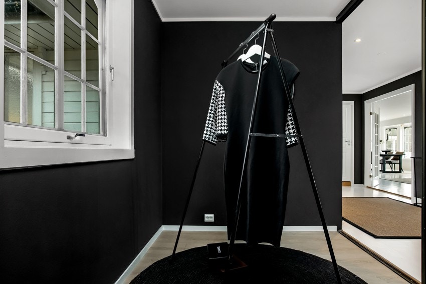 Stort garderoberom i gang Galleribilde