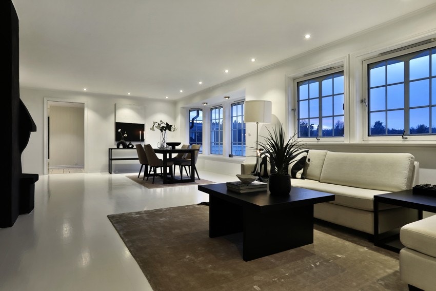 Stuen er stor og luftig Galleribilde