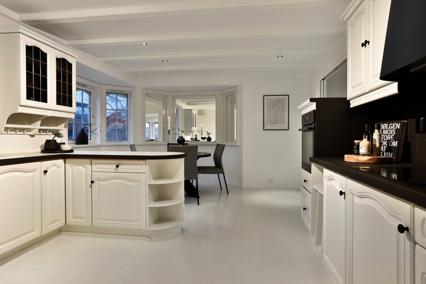 Kjøkkenet har god skap- og benkeplass Galleribilde