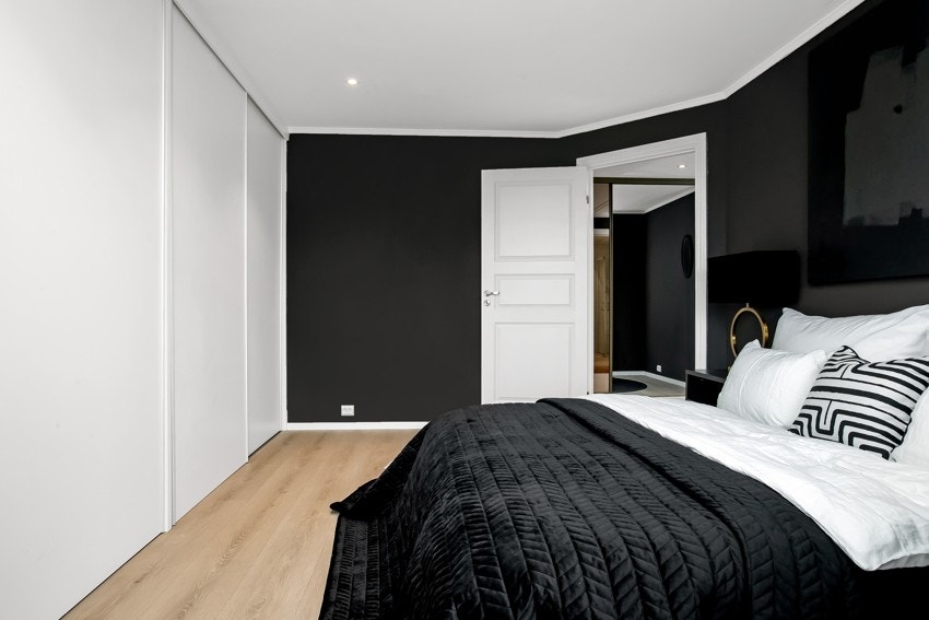 Stor skyvedørsgarderobe på hovedsoverommet! Galleribilde