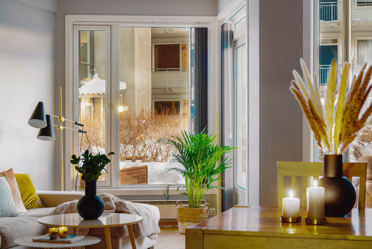 Store vindusflater slipper inn rikelige mengder med naturlig lys i rommet og skaper en herlig atmosfære.