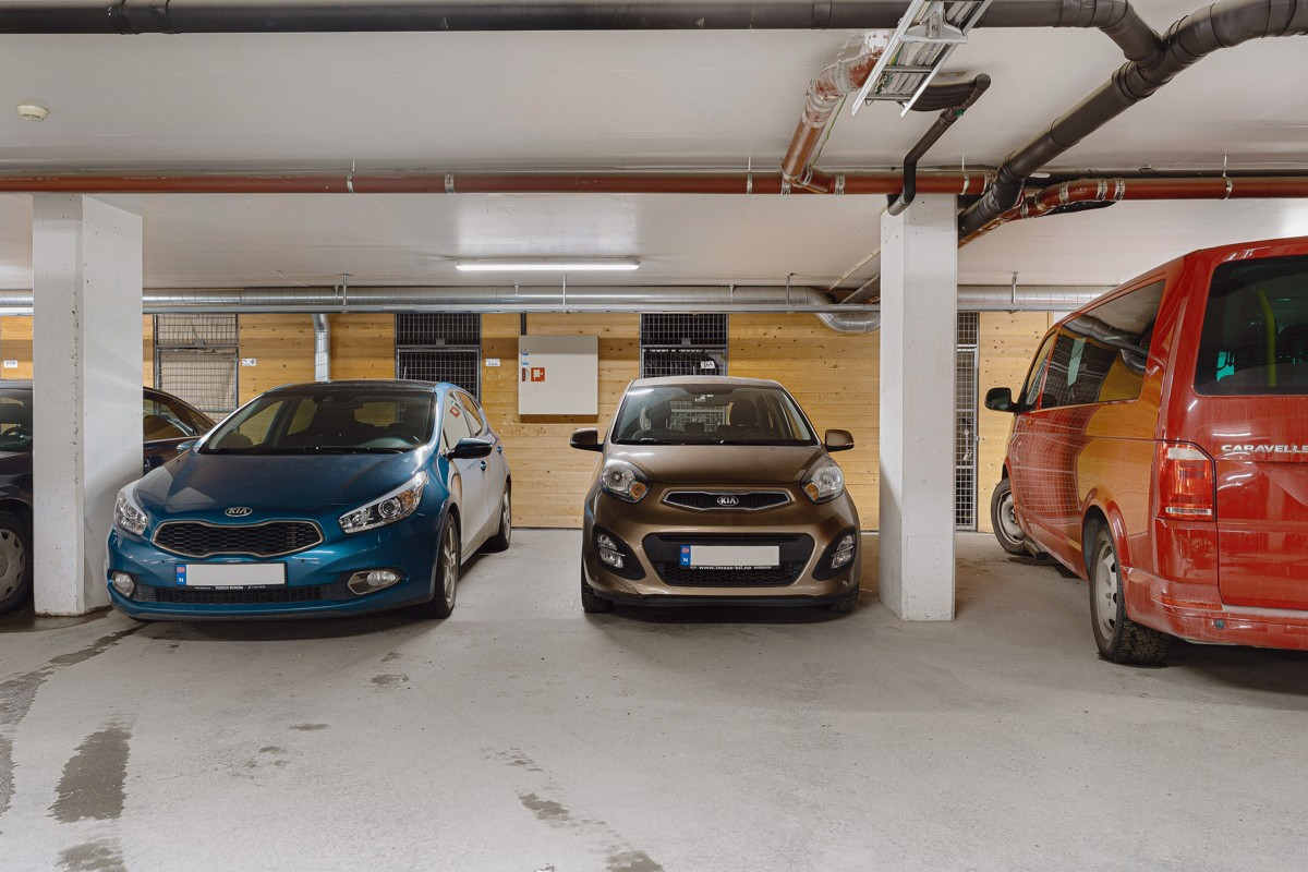Fast parkeringsplass i garasjeanlegg med mulighet for el-bil lading..