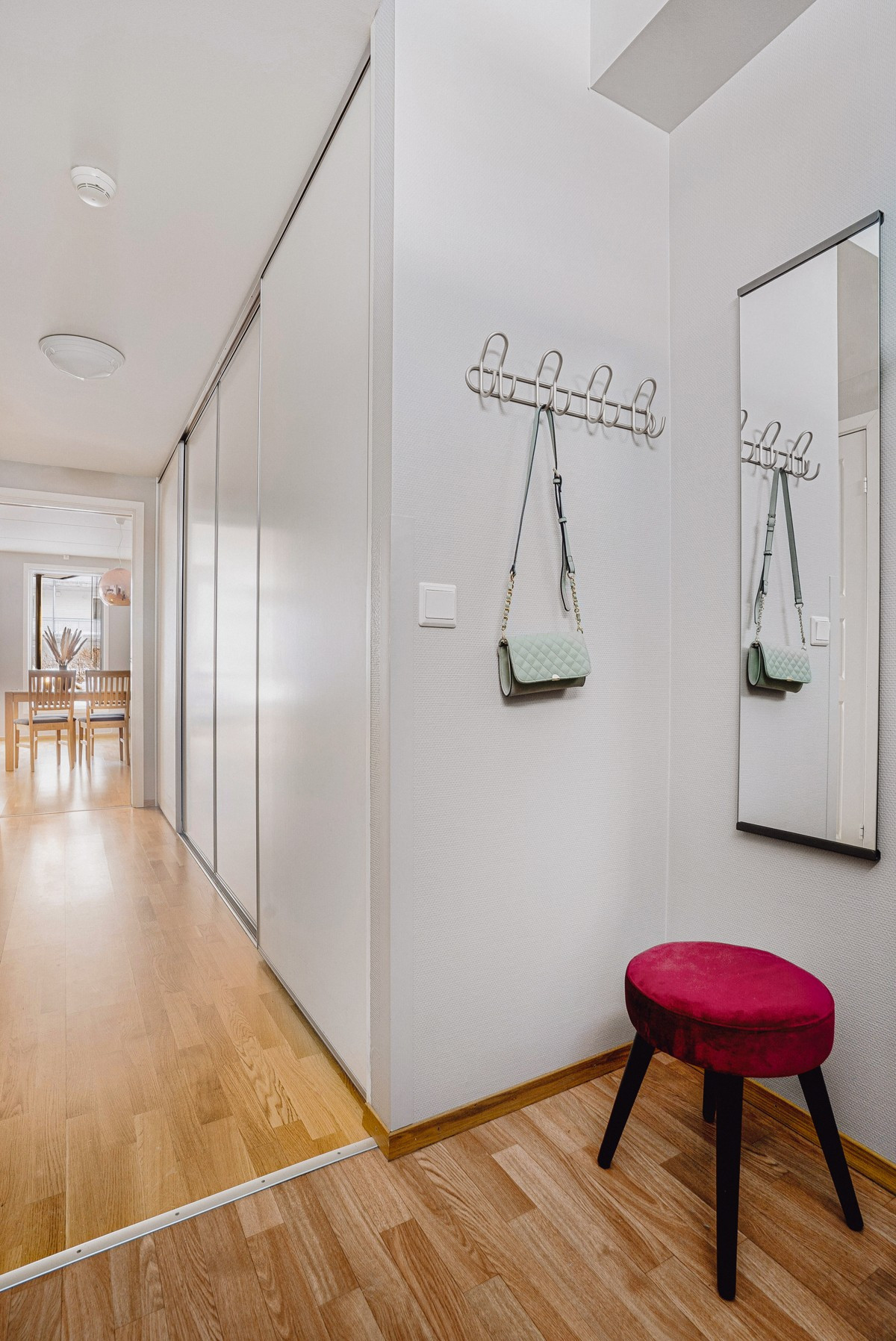 Velkommen inn! Gangen er innredet med en stor skyvedørsgarderobe gir god lagringsplass til både klær og øvrige ting som feks støvsuger og klesstativ.