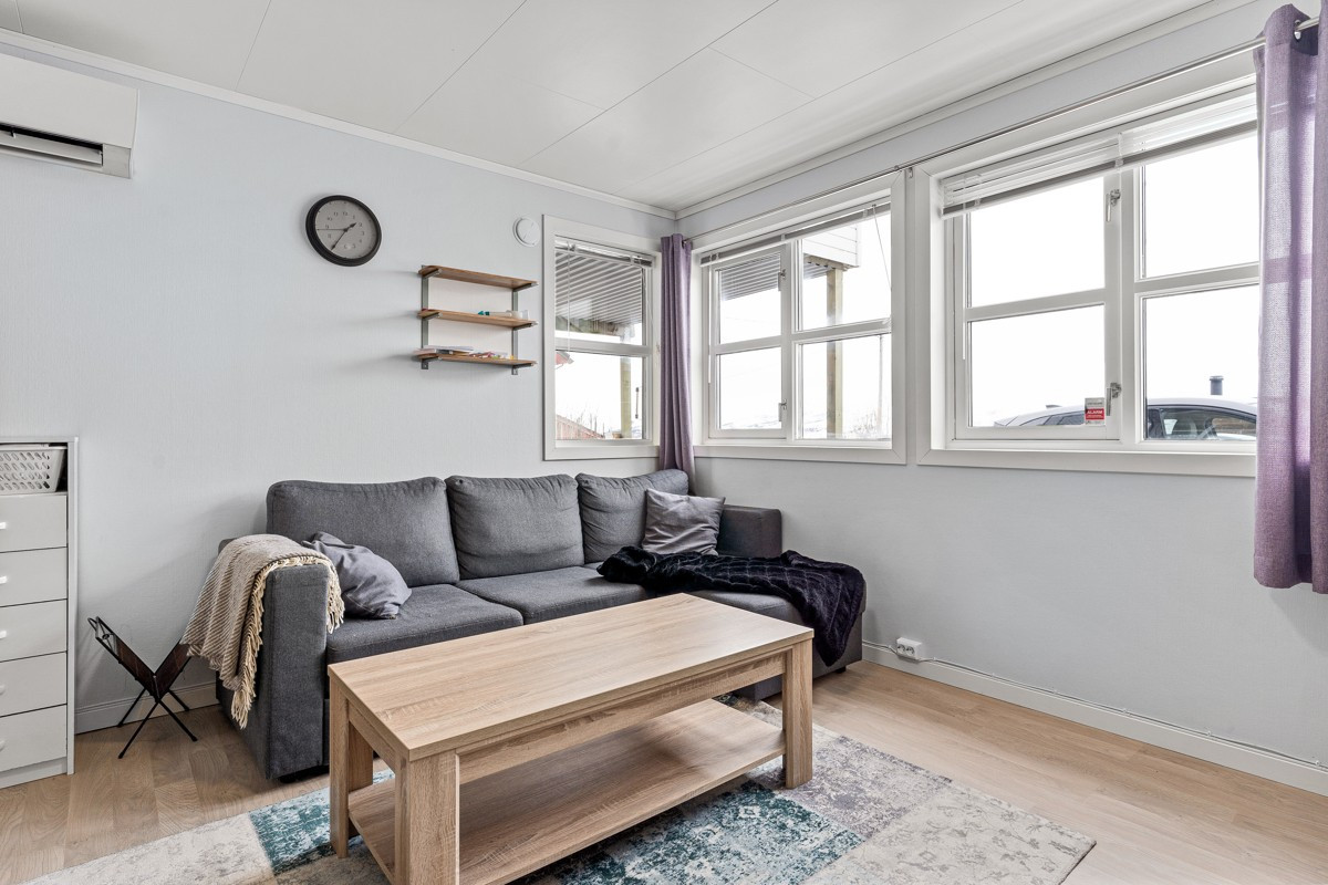 Koselig stue med fine lysforhold fra vest