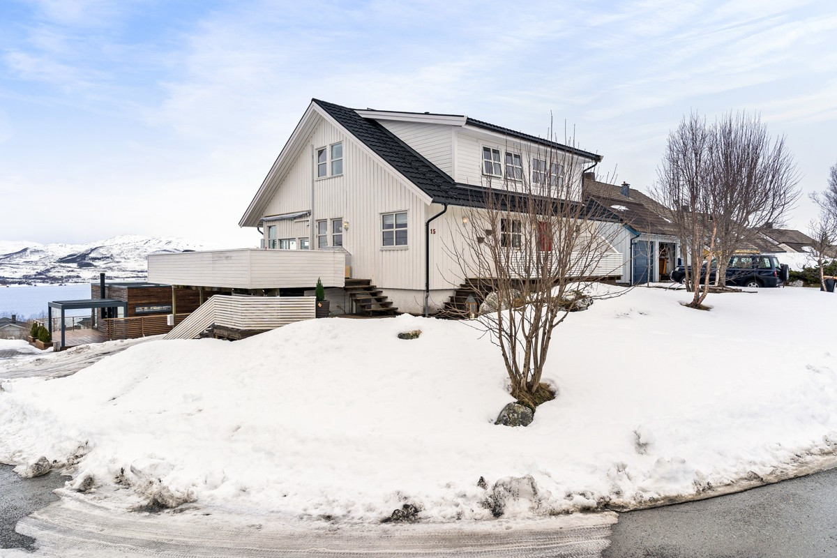 Huset ligger på hjørnetomt og har nyoppført garasje med permanent el-bil lader