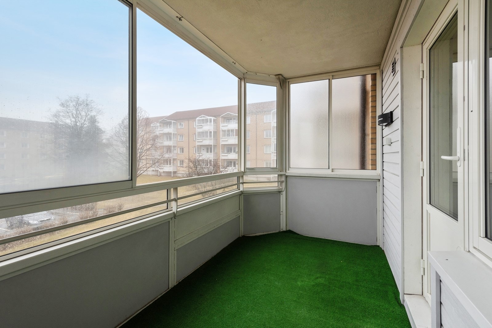 Fra stuen er det utgang til innglasset balkong på 7 kvm. Galleribilde