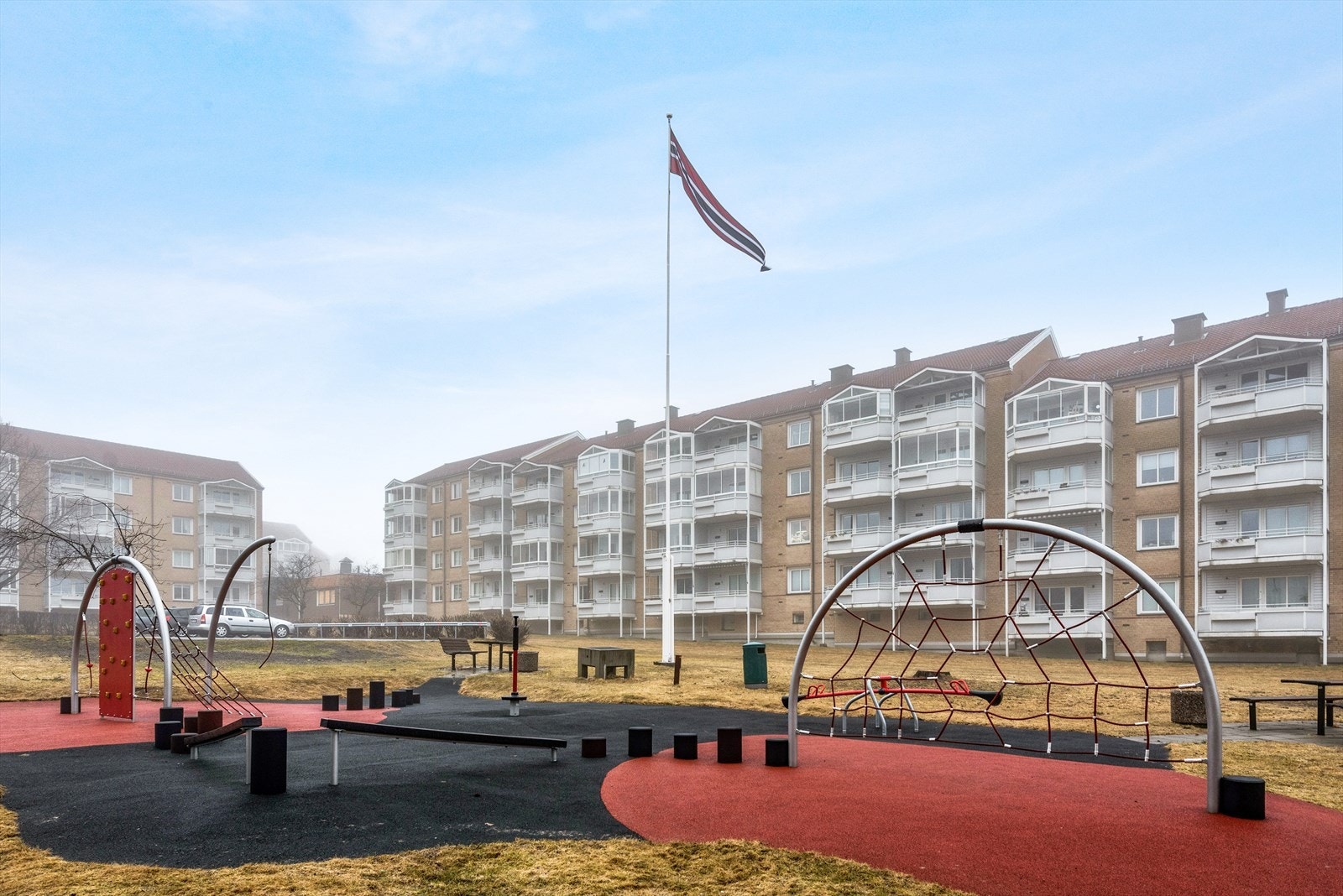 Flott lekeplass til glede for de små på borettslagets fellesområde. Galleribilde