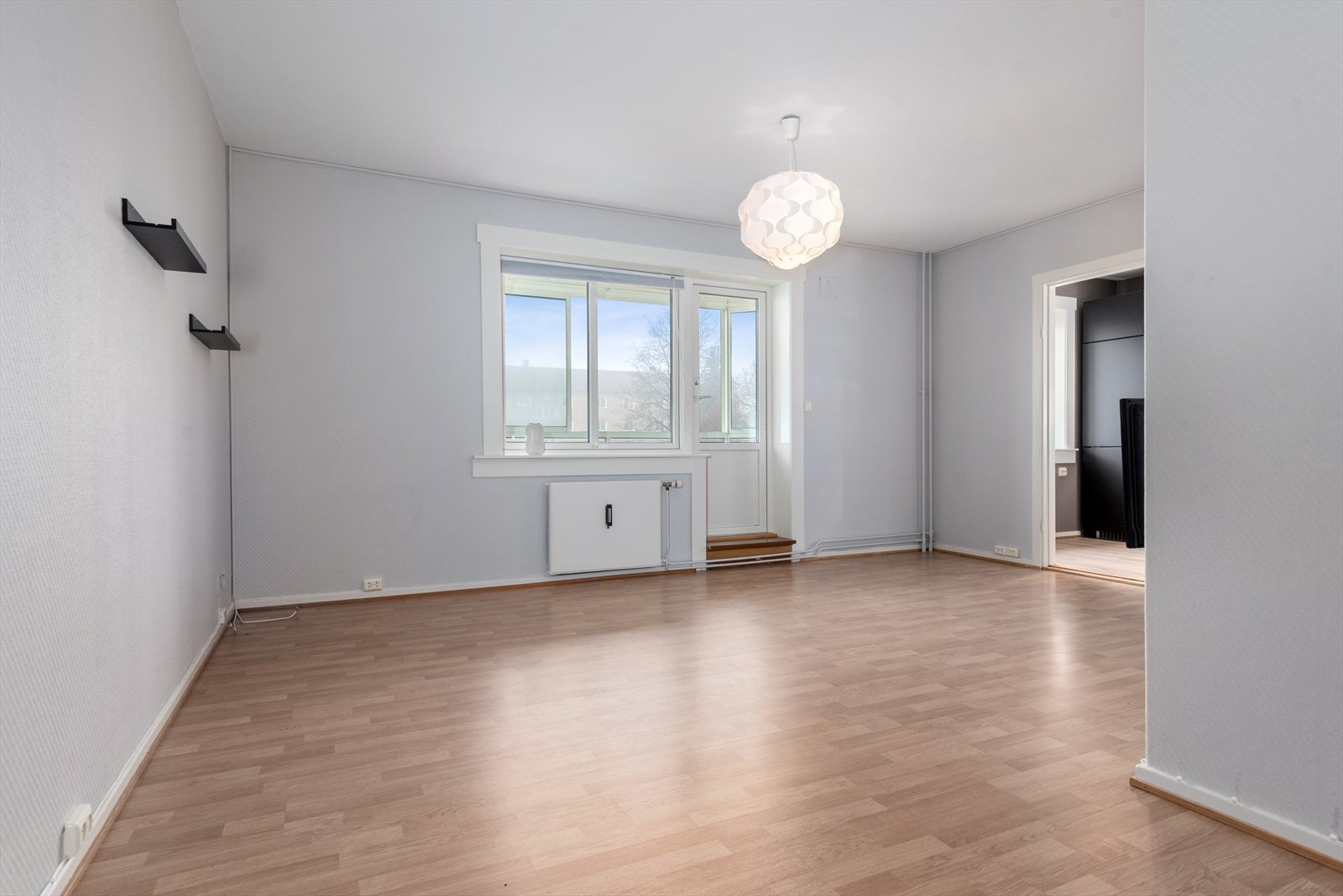 De store vindusflatene slipper inn rikelig med naturlig lys som gir en god atmosfære i rommet. Galleribilde