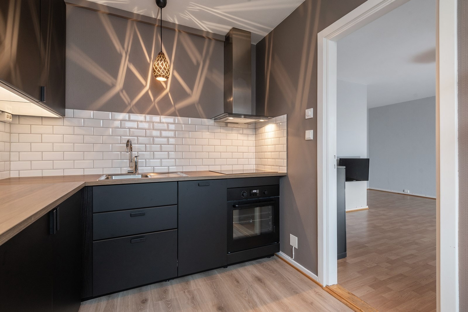 Det ble også lagt nytt laminatgulv på kjøkkenet i 2019. Galleribilde