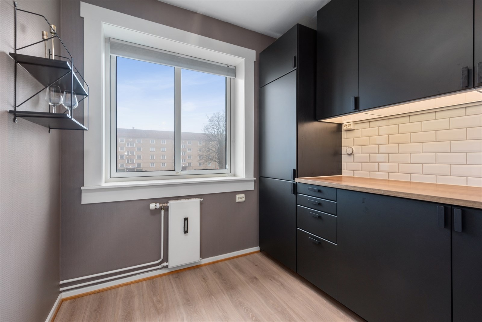 Leiligheten har et lekkert kjøkken fra 2019 med sorte, matte fronter. Galleribilde