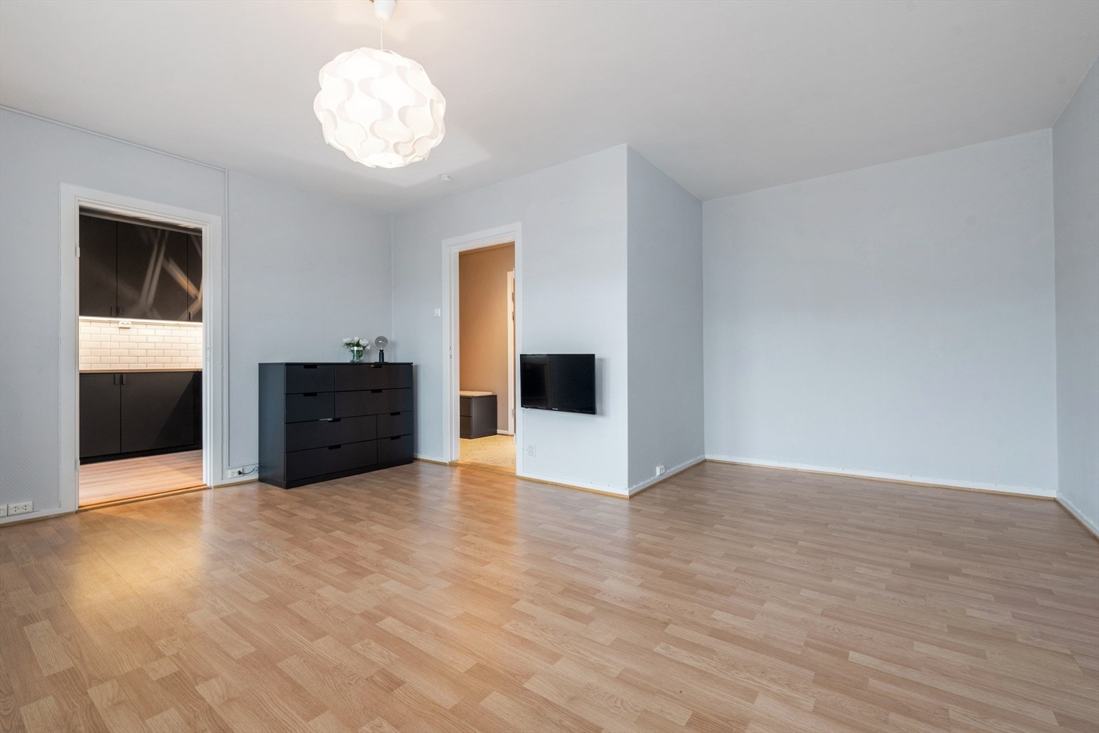 Det er avsatt plass til sovealkove i stuen som kan skilles av med forheng. Galleribilde