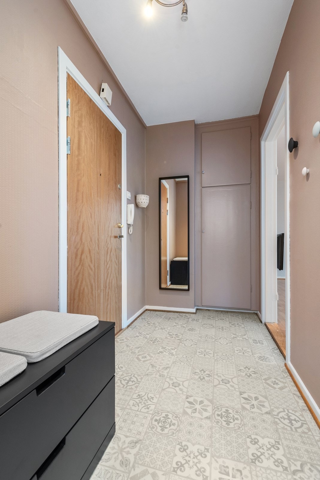 Entréen har fliser fra 2019 og oppbevaring i plassbygget garderobeskap. Galleribilde