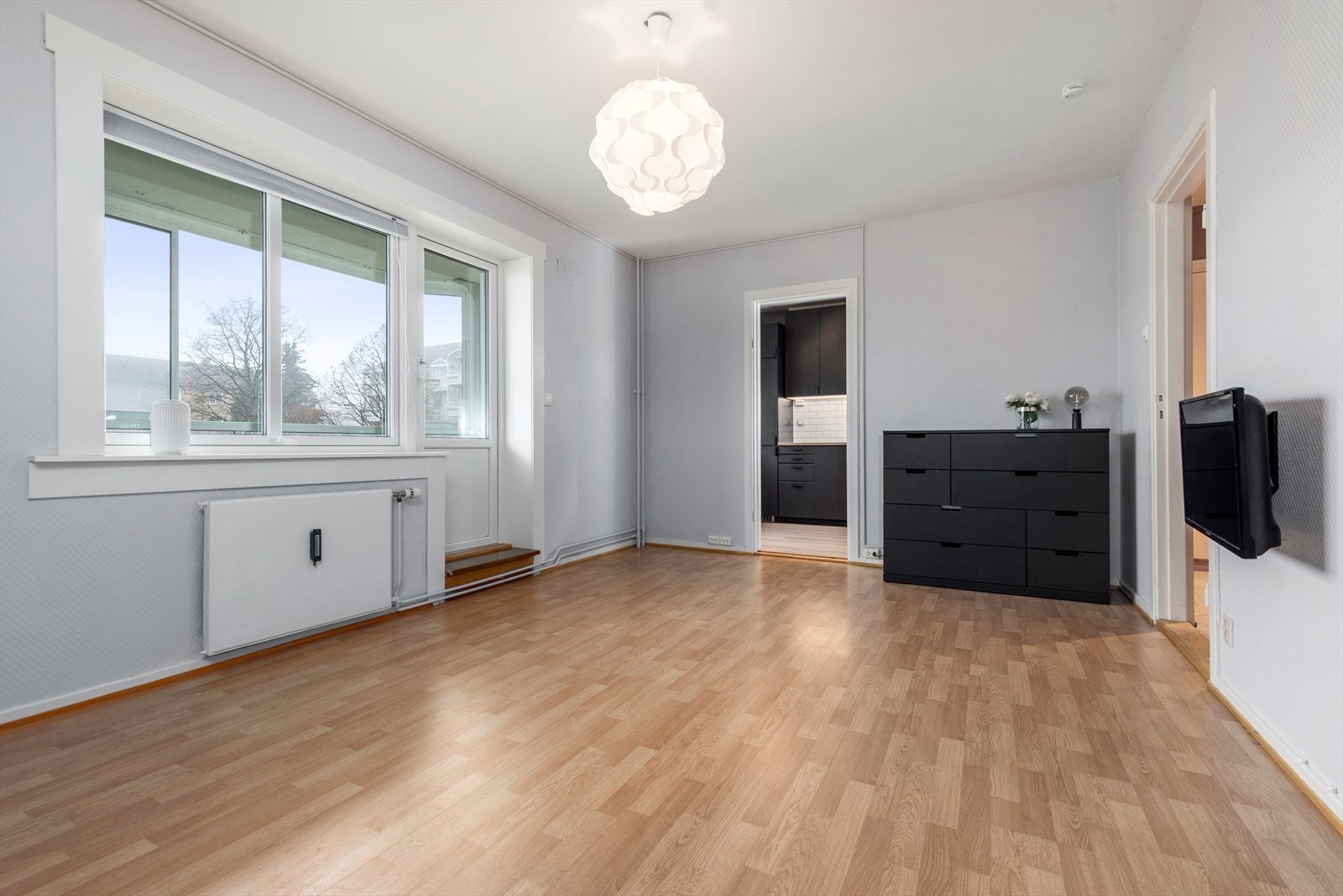 Stuen er åpen og lys med god romfølelse. Galleribilde