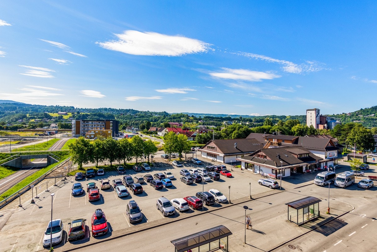 Like utenfor bygget finner du jevnlige buss- og togavganger fra Melhus skysstasjon.