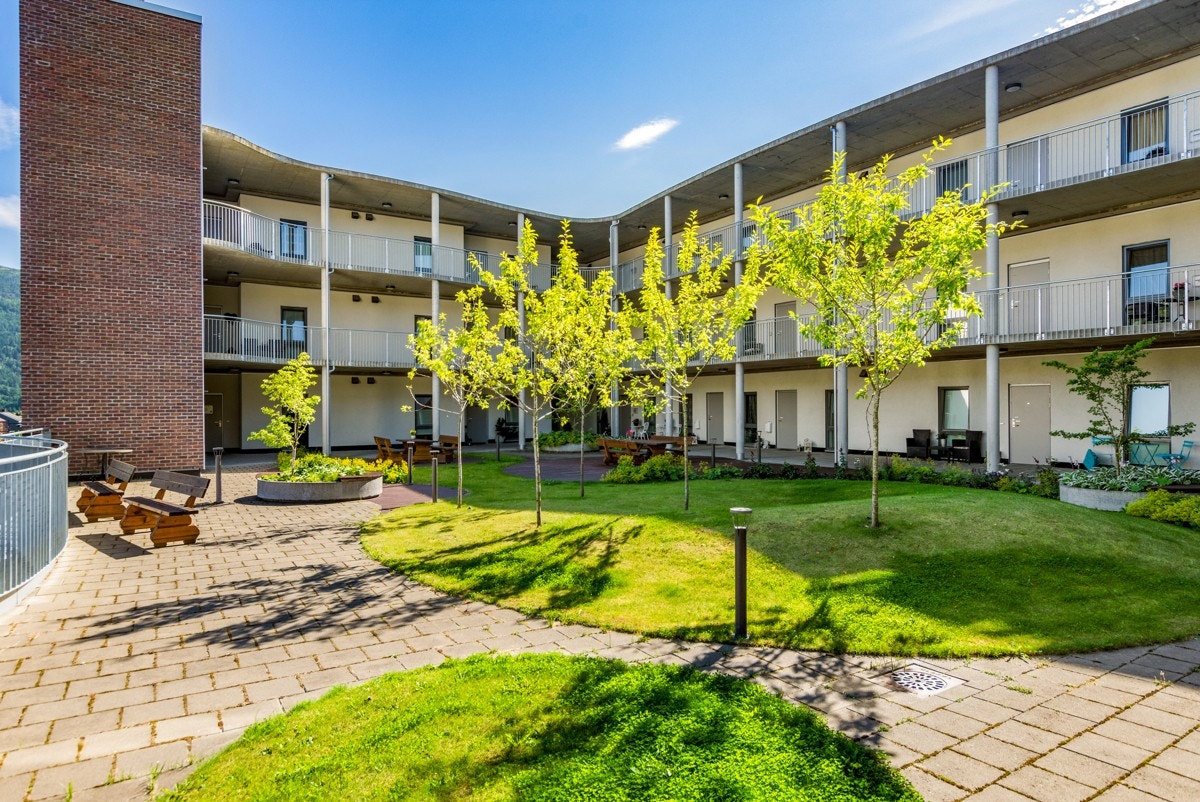 Leiligheten ligger midt i Melhus sentrum og har de fleste servicefunksjoner et steinkast unna.
