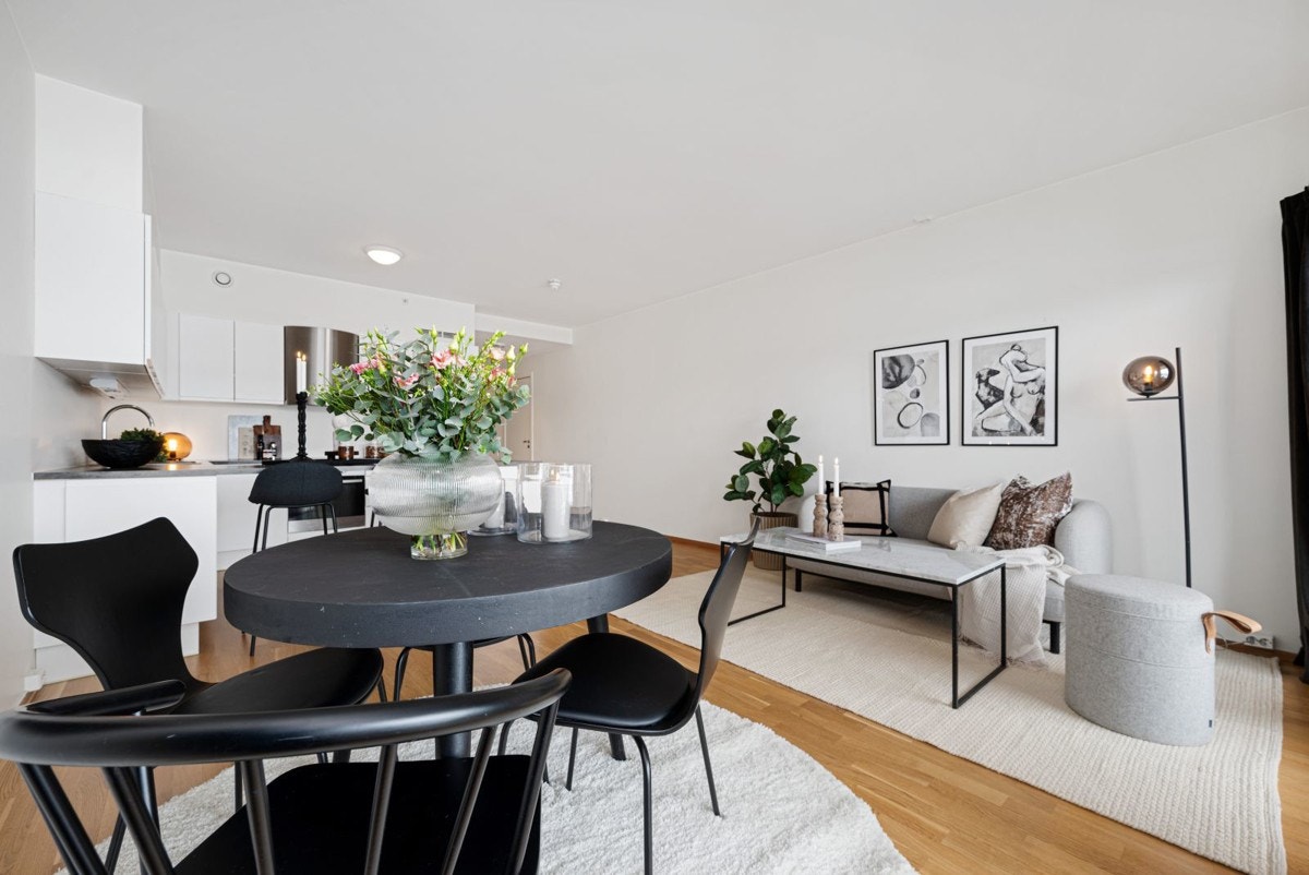 Leiligheten har en høy standard med 3-stavs eikeparkett på alle rom foruten bad, vannbåren oppvarming og en gjennomtenkt planløsning.