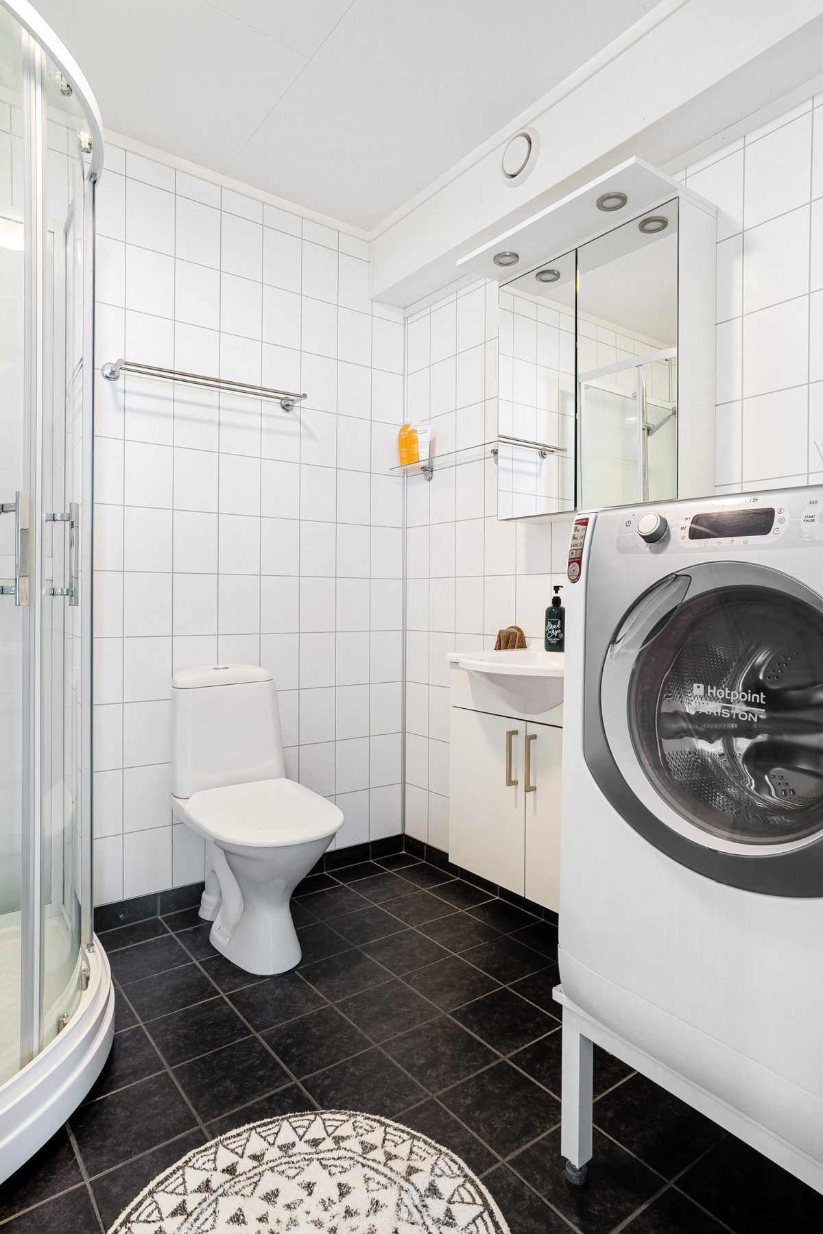 Badet har flislagt gulv med varmekabler