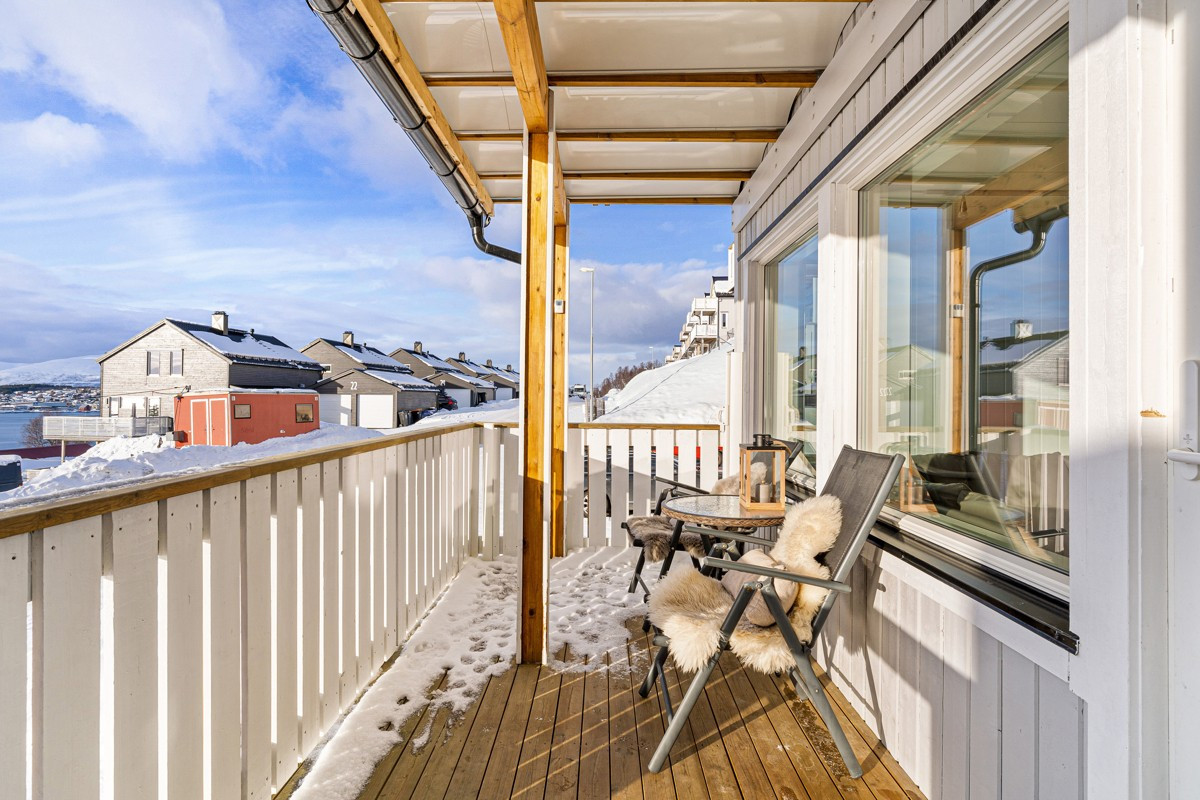 Fra stuen er det utgang til vestvendt terrasse på 12 kvm!