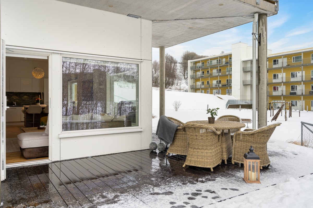 Terrassen har takoverbygg som gir deg muligheten til å nyte uteplassen selv på regnværsdager Galleribilde