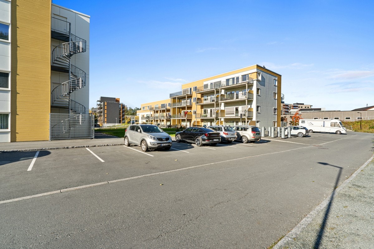 Det medfølger en parkeringsplass i parkeringskjeller i tillegg til gjesteparkeringer på biloppstillingsplass ved blokkene Galleribilde