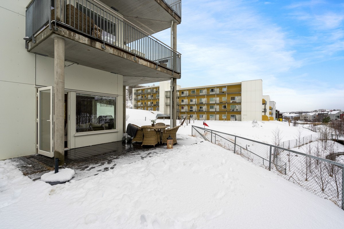 Leilighetens fantastiske beliggenhet gir ikke kun fordelen av denne romslige terrassen med sørvestvendt retning, men også direkte tilgang til sameiets plen Galleribilde