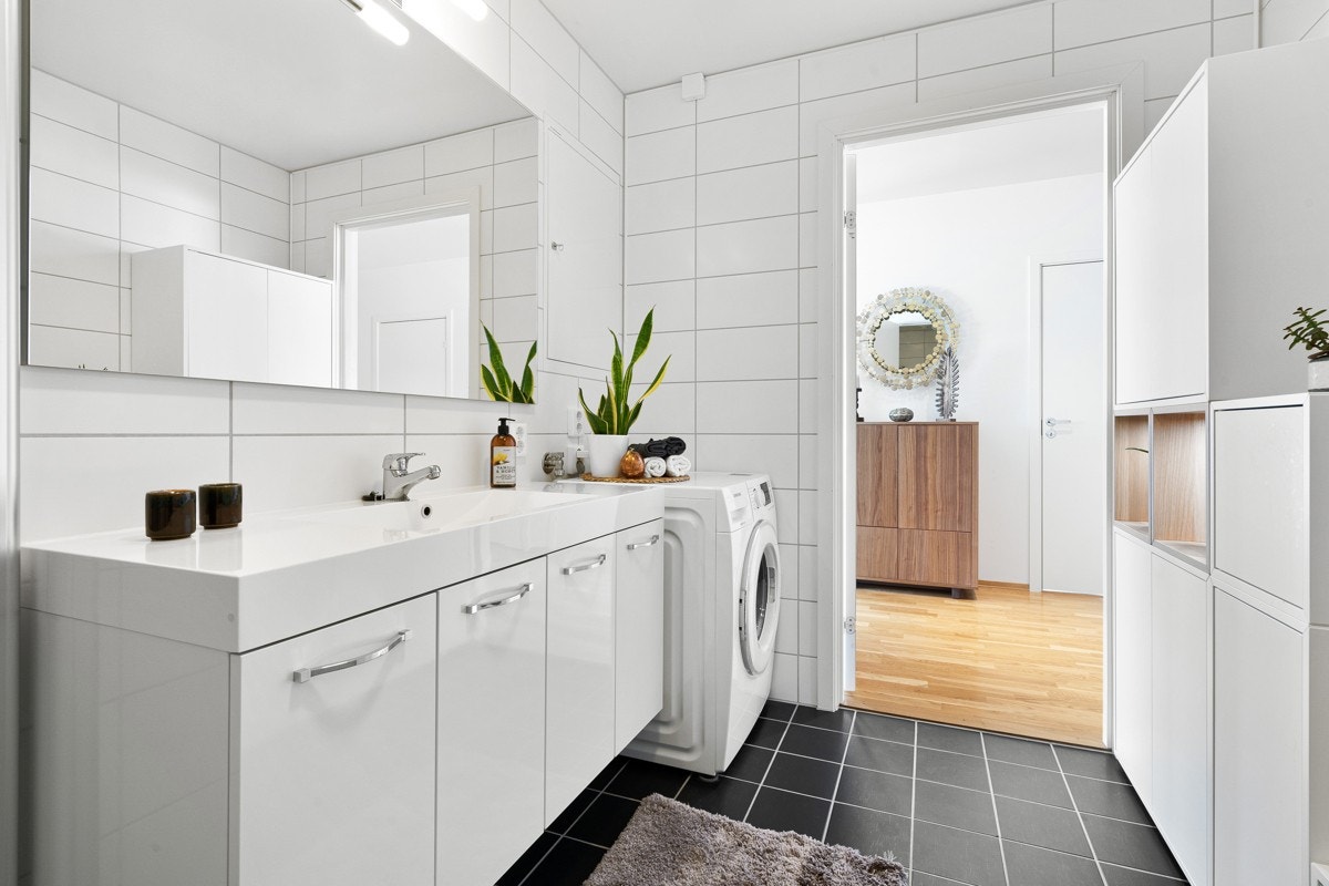 I tillegg til baderomsinnredningen med godt med skapplass, har badet også ytterligere oppbevaringsplass Galleribilde
