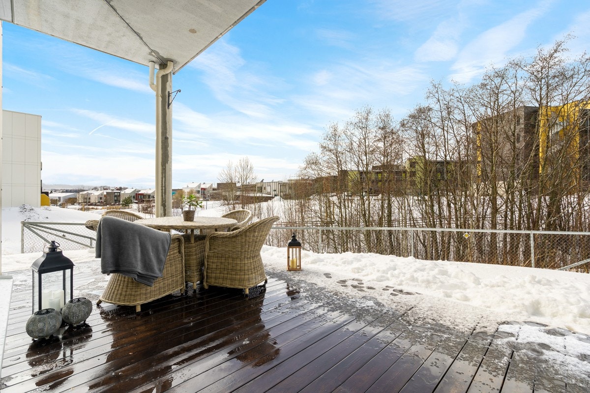 Fra stuen har man direkte utgang til en romslig terrasse på ca. 24 kvm Galleribilde