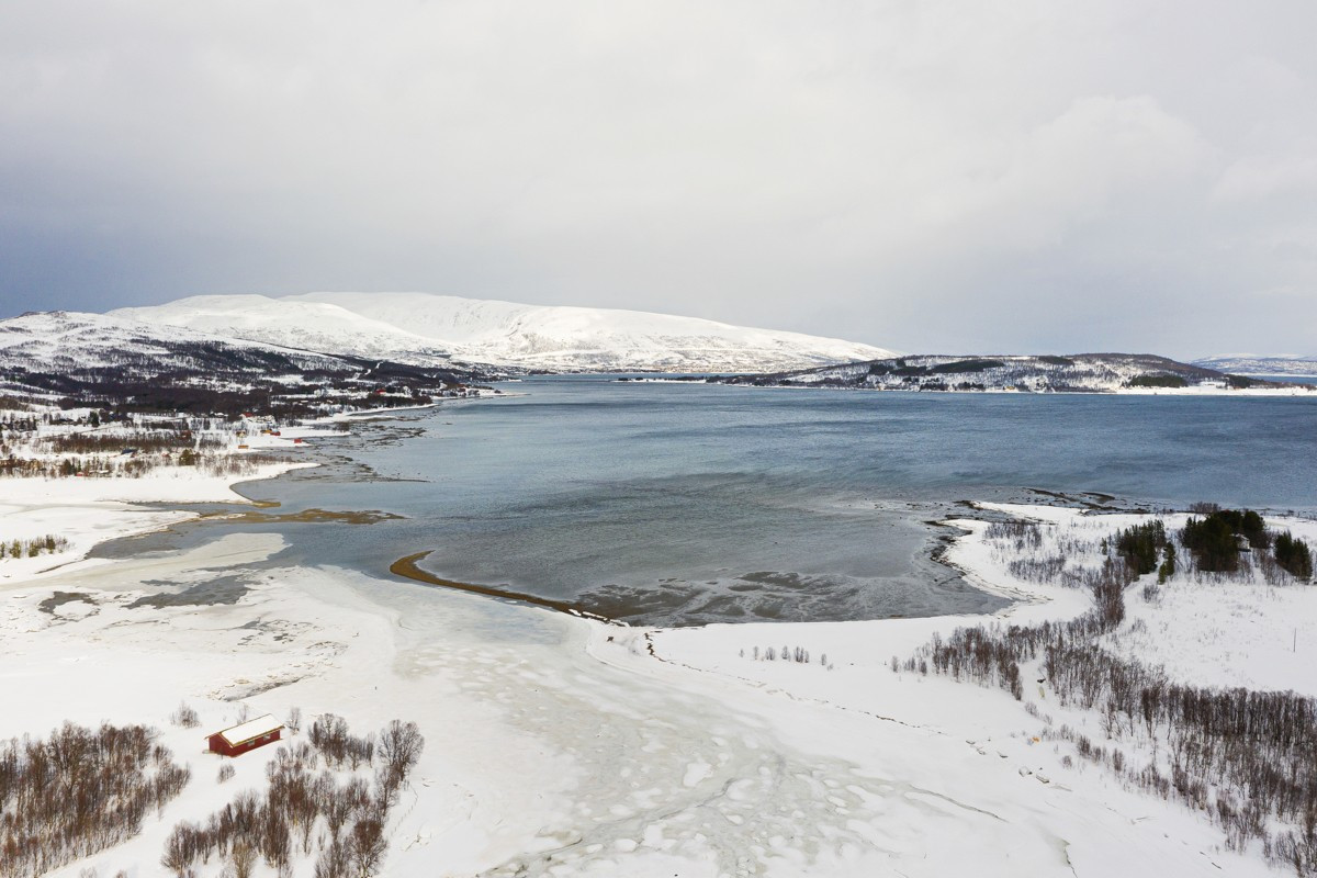 Nærhet til fjæra som er langgrunn og har fine bademuligheter helt ytterst på odden!
