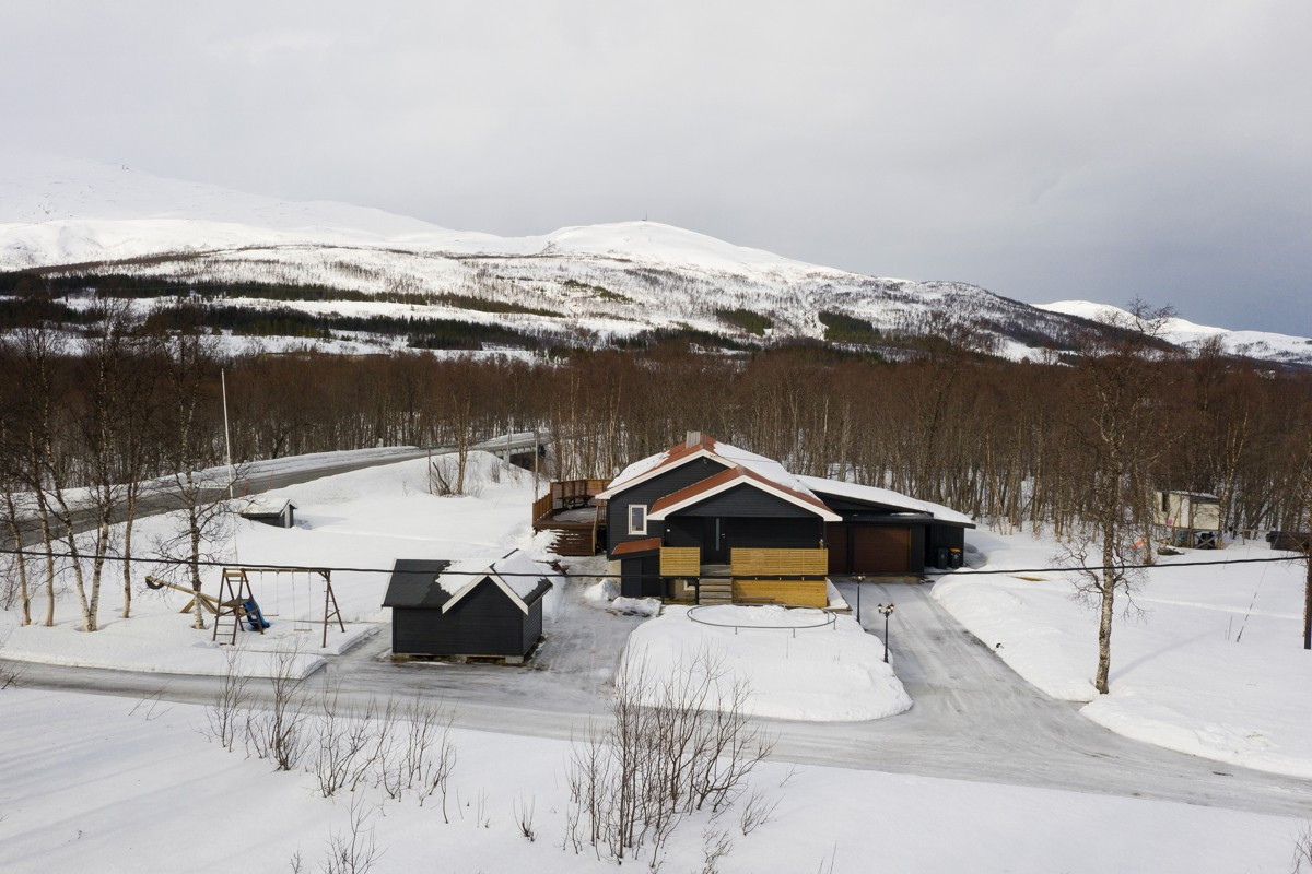 God plass i hage til å sette opp trampoline eller lekeapperater
