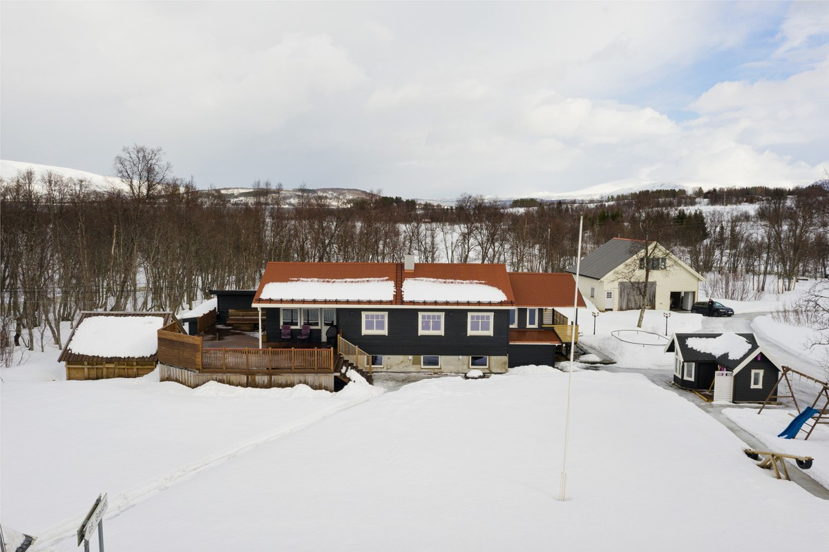 En stor og spennende familiebolig med landlig beliggenhet i Håkøybotn med naturen som nærmeste nabo.