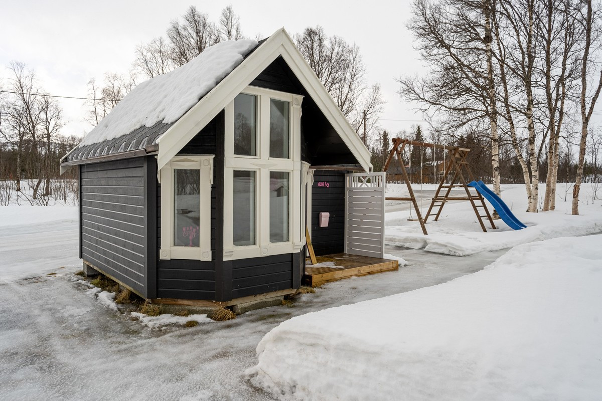 Lekehuset "Straumsvegen 428 og en halv" har vært en suksess og ble bygget i 2014. Egendesignet “one of a kind” lekehus med flere lekeapparater rundt.