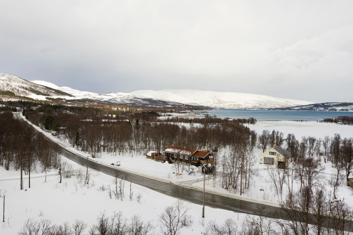 Fra eiendommen bruker du ca 5 min med bil til populære og velkjente Eide Handel, 7 min til Kaldfjos skole, 15 min til flyplassen/Giæverbukta og 18 min til Tromsø sentrum. I tillegg er det busstopp like ved.