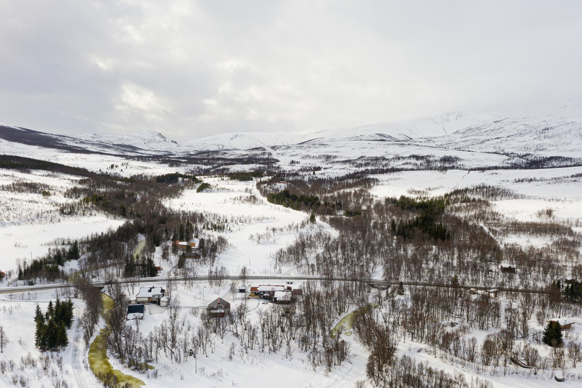 Det velkjente og populære ski- og turfjellet "Lille Blåmann" ligger like ved boligen. Her starter du til fots fra med en gang du kommer ut døra.