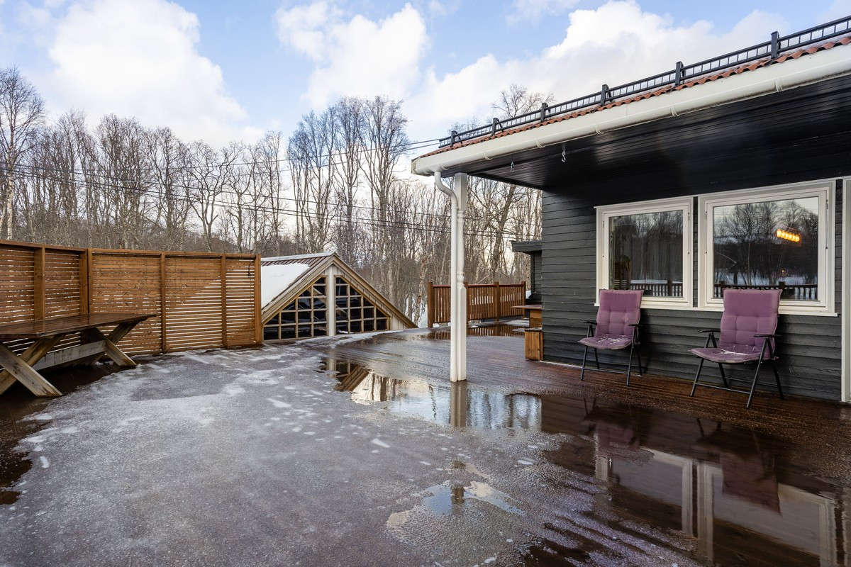 Terrassen har god plass for utemøbler og mye boltreplass til hele familien.