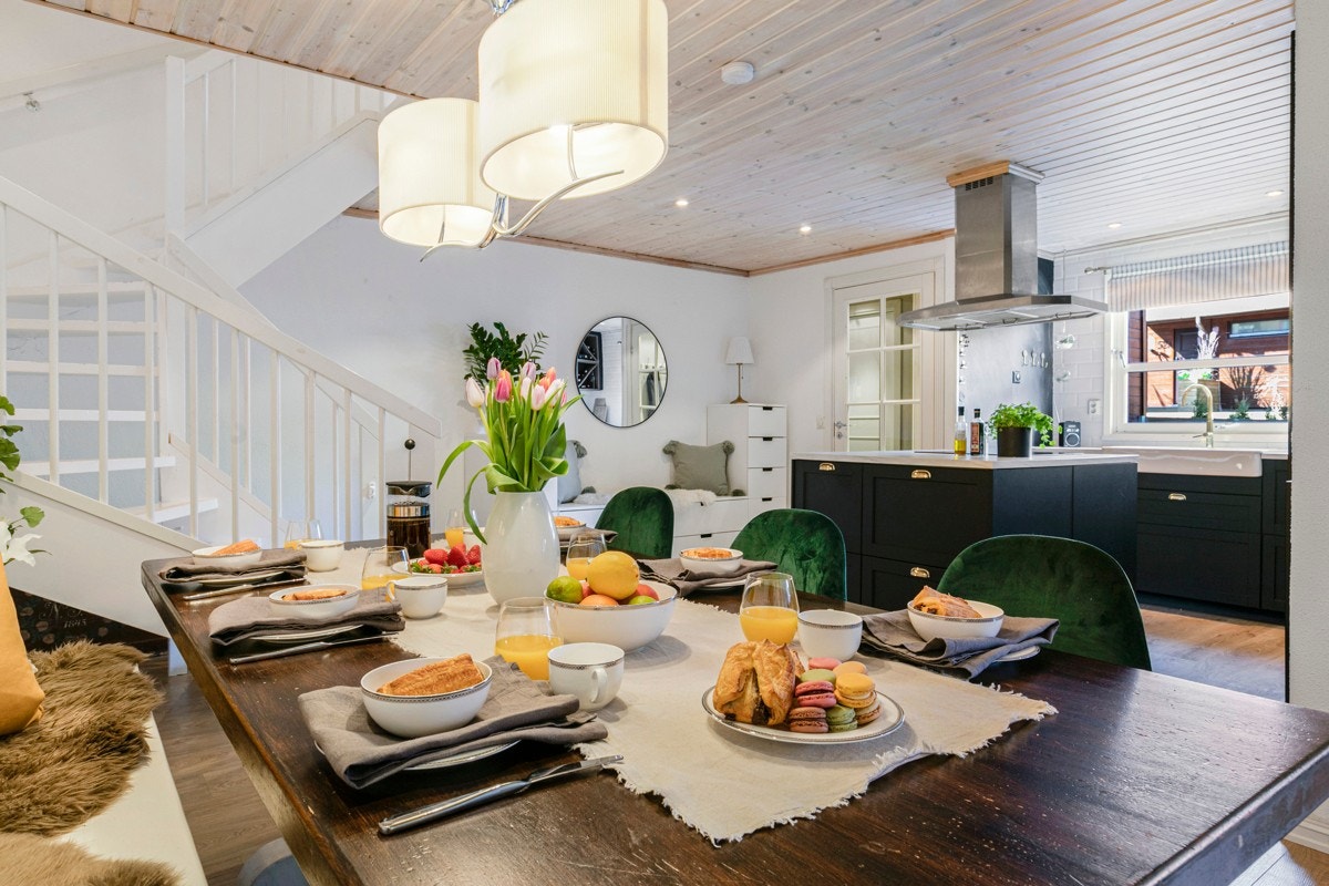 Drømmer dere om et familievennlig hjem hvor både store og små vil kunne trives i mange gode år framover? Det får dere her! Dette rekkehuset i Trygve Nilsens vei 48 D har alt dere trenger og mye mer til! Galleribilde