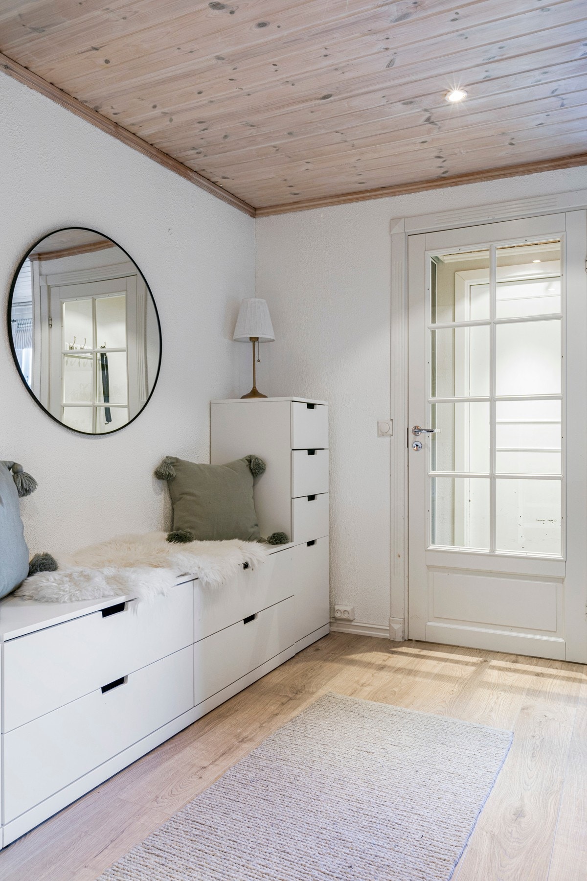 Hyggelig inngangsparti. Praktisk vindfang/entre med skyvedørsgarderobe med speilfronter sikrer lagring for yttertøy og sko. Galleribilde