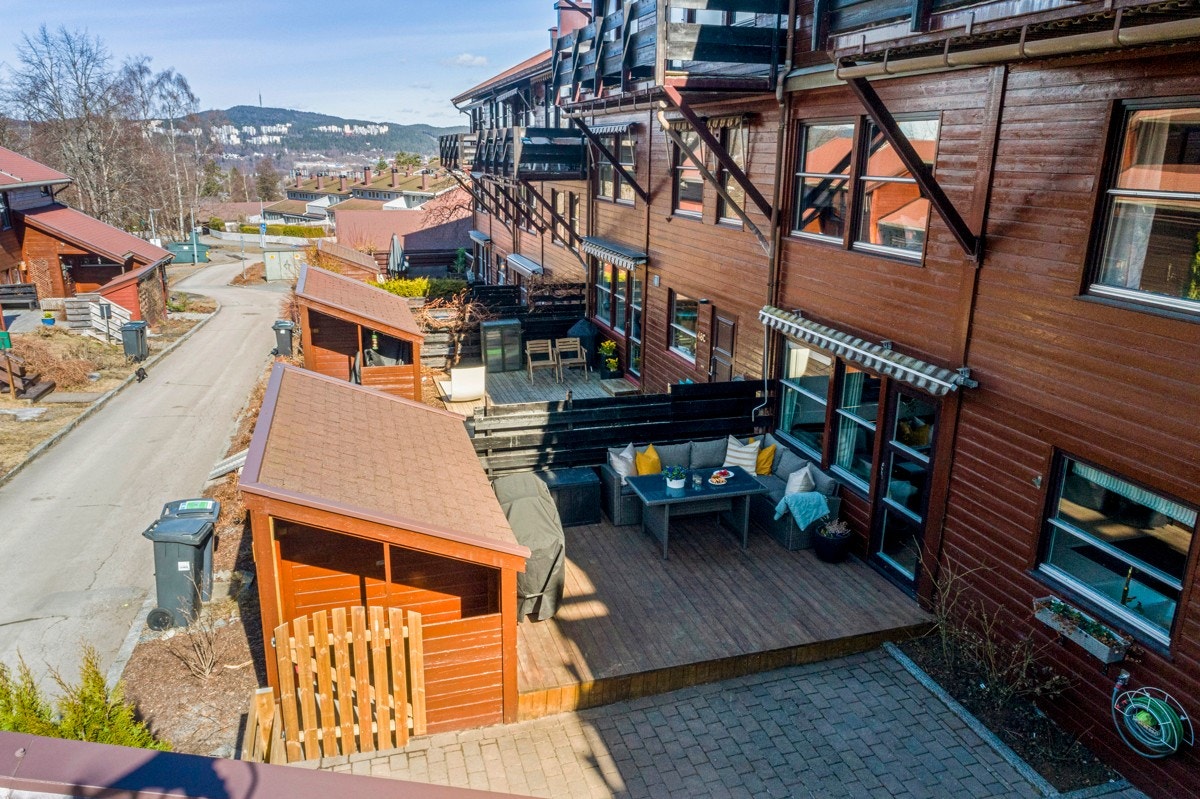 Her bor dere i rolige, barnevennlige omgivelser med nærhet til det aller meste! Dagens eiere har satt stor pris på at boligen har en skjermet beliggenhet uten gjennomkjøringstrafikk. Galleribilde