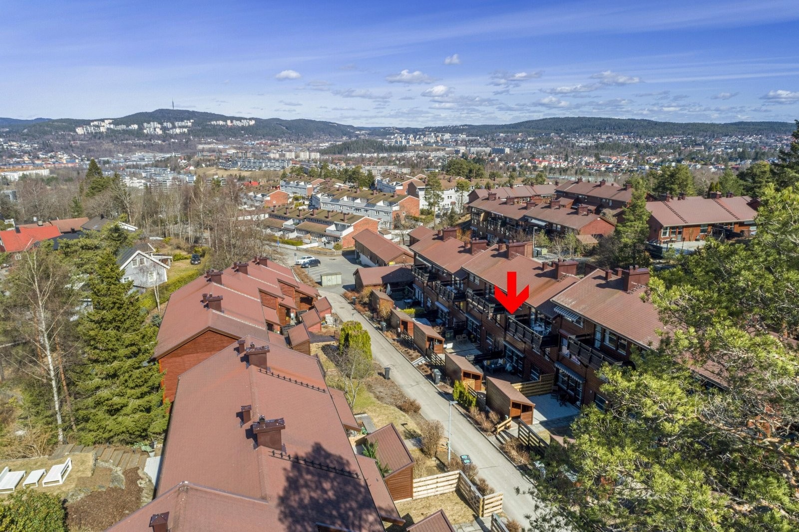 Boligen har en svært god intern beliggenhet i et populært borettslag med vestvendt terrasse/hage og gode solforhold. Galleribilde