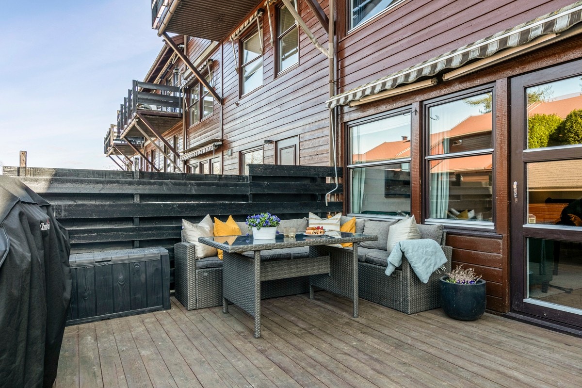 Her er det god plass til utemøbler, grill, blomster og oppbevaringskasser. På de varme vår- og sommerdagene er det her familien vil tilbringe mest tid! Galleribilde
