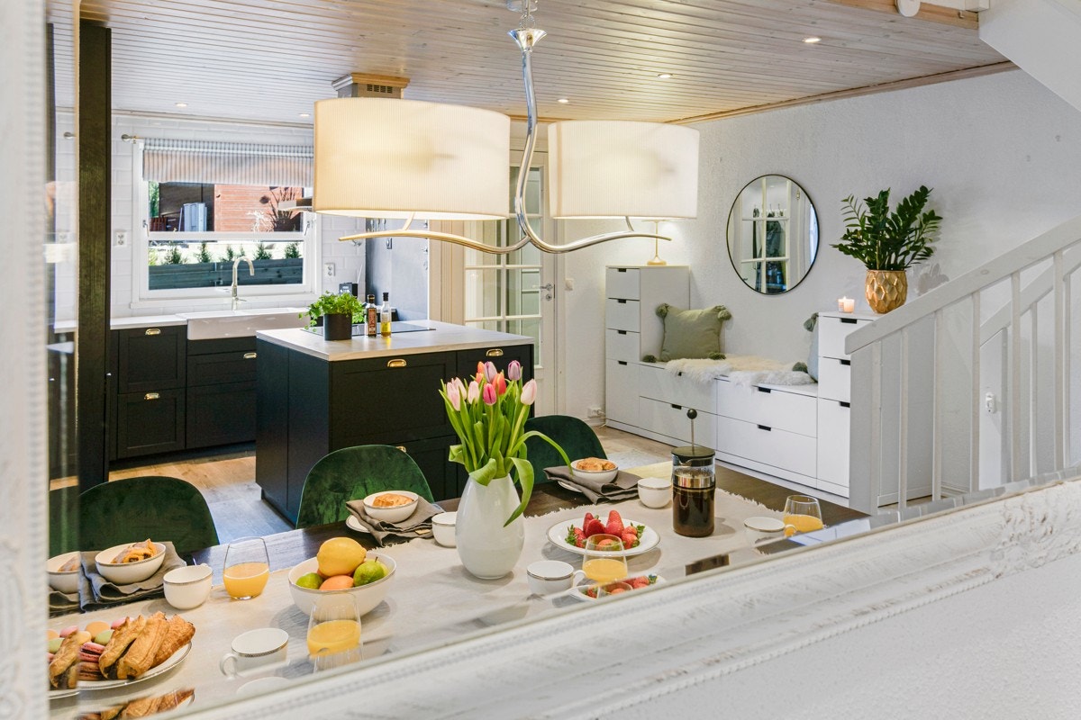 Her er det god plass til et stort spisebord med plass til mange middagsgjester. Dette er virkelig rommet for god stemning hvor dere kan glede dere til å invitere gjester over på hyggelige lag. Galleribilde