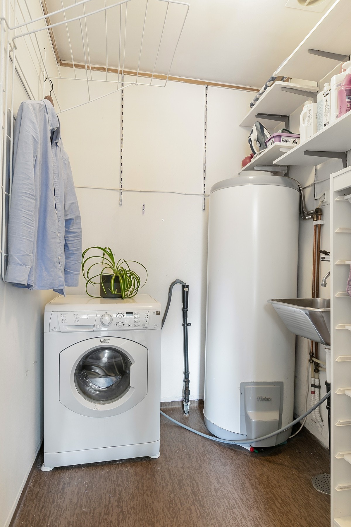 Vegg i vegg med baderommet ligger et svært praktisk vaskerom. Her er det opplegg for vaskemaskin og tørketrommel. Det er også utslagsvask og varmtvannsbereder på 200l i rommet. Galleribilde