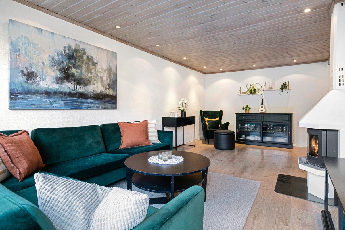 Skjermet fra kjøkken og spisestue finner dere den lyse stuen. Stuens gode romløsning gir naturlig plass til sofa, bord og tv-benk. Galleribilde