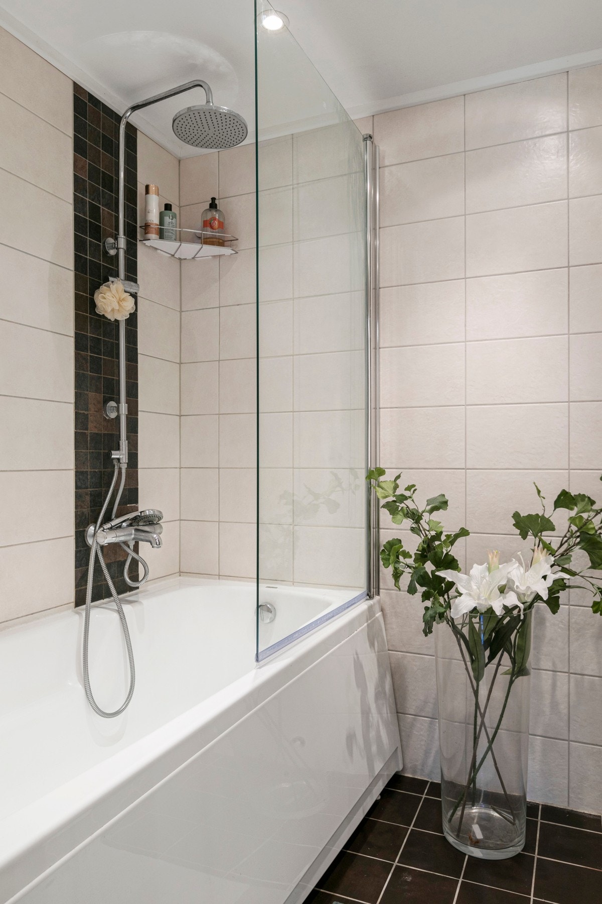 Badet har alt familien trenger med badekar med dusjplass, pen baderomsinnredning med underskap, speilskap med lys over og veggmontert wc. Det er også plass på til stellebord. Galleribilde