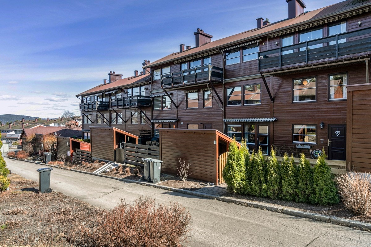 Velkommen til Trygve Nilsens vei 48 D - denne boligen har en rolig og idyllisk beliggenhet i et veletablert og populært boligområde på Ellingsrud Vest med marka som nærmeste nabo. Galleribilde